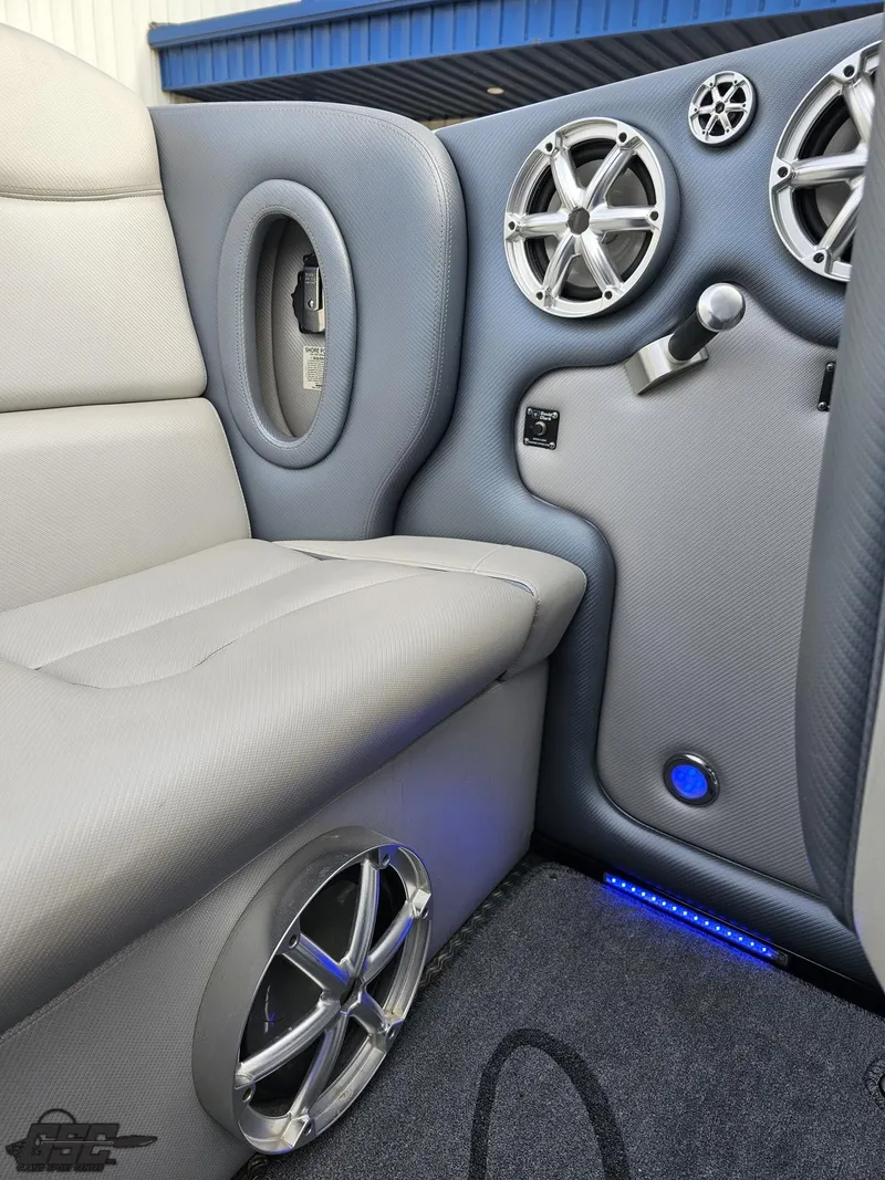 Slide: The Image of Cigarette 39' Top Gun Unlimited 2012 - 87