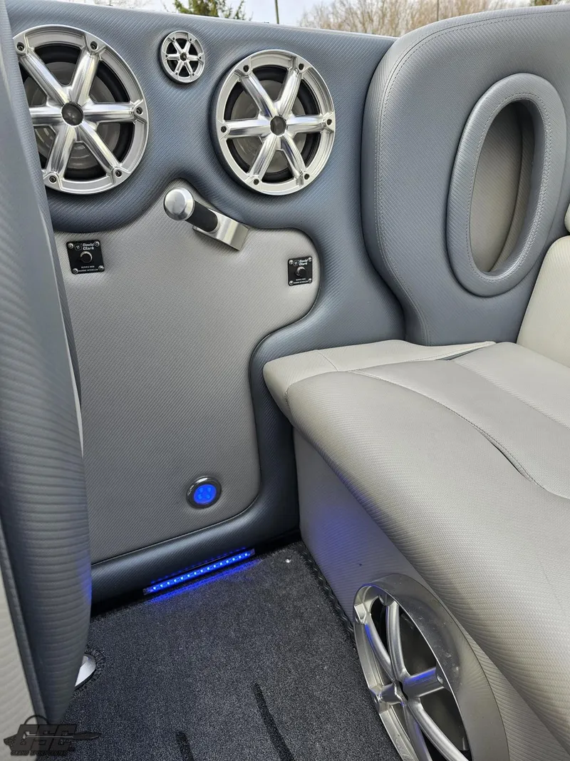 Slide: The Image of Cigarette 39' Top Gun Unlimited 2012 - 89