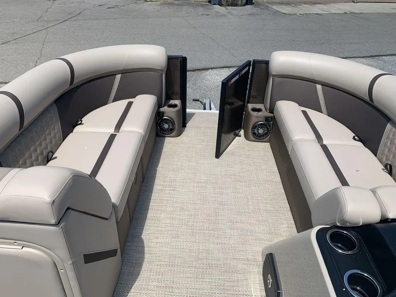 Slide: The Image of Crest Classic 220 SLRC Tritoon 2025 - 10