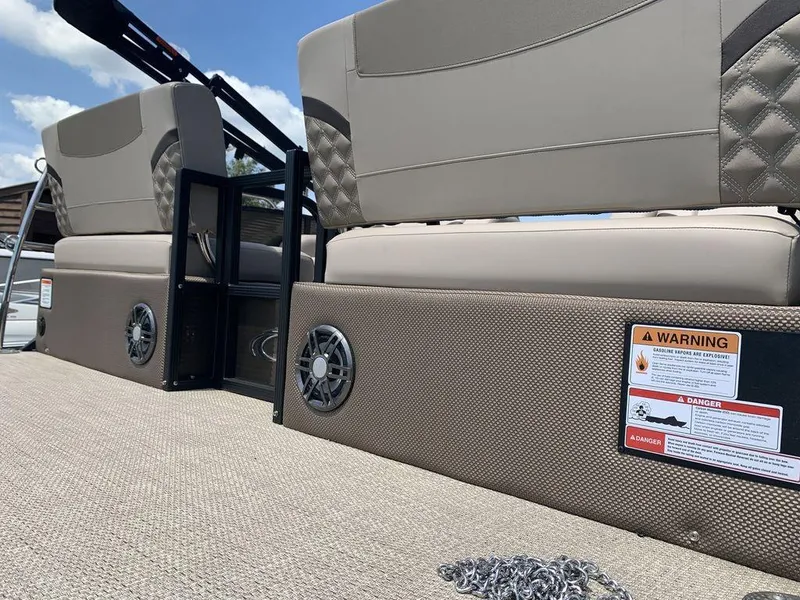 Slide: The Image of Crest Classic 220 SLRC Tritoon 2025 - 3