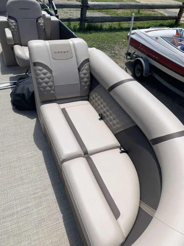 Slide: The Image of Crest Classic 220 SLRC Tritoon 2025 - 4