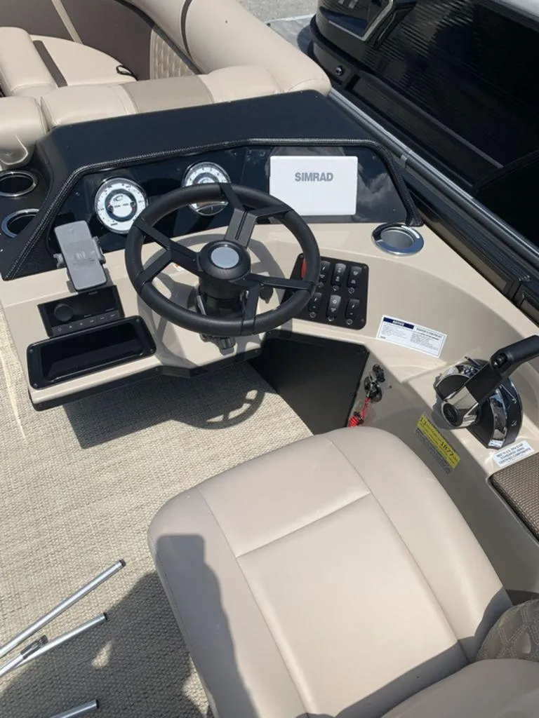 Slide: The Image of Crest Classic 220 SLRC Tritoon 2025 - 5