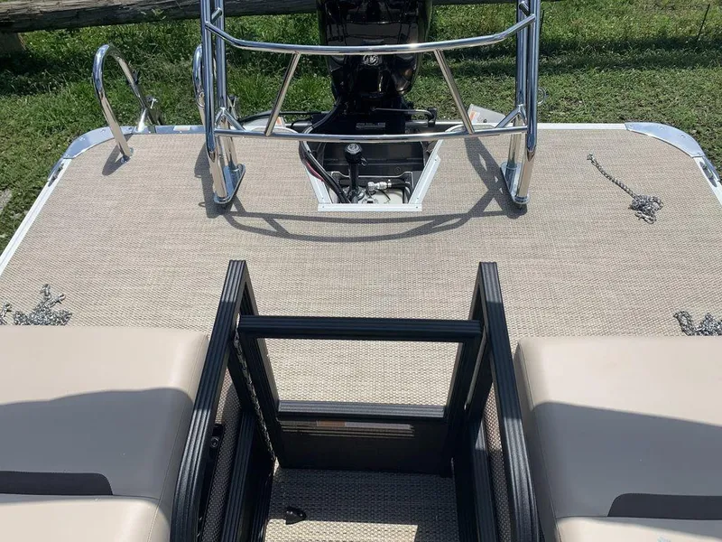 Slide: The Image of Crest Classic 220 SLRC Tritoon 2025 - 8