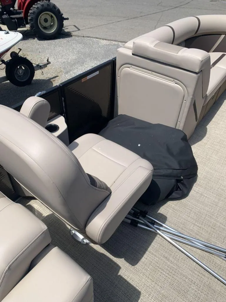 Slide: The Image of Crest Classic 220 SLRC Tritoon 2025 - 9