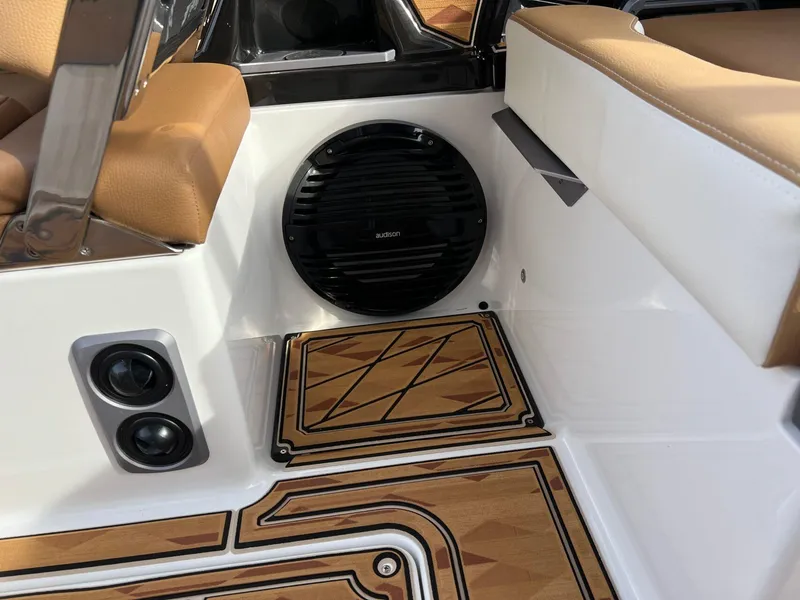 Slide: The Image of Tigé 25ZX Ultre' 2025 - 26