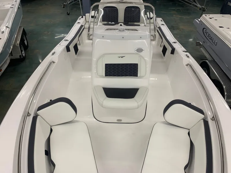 Slide: The Image of Tidewater 198 CC Adventure 2025 - 7