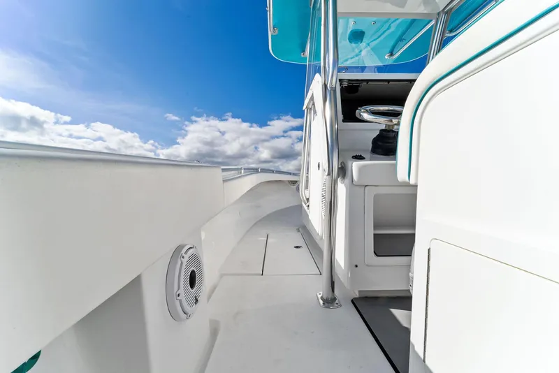 Slide: The Image of 2018 Onslow Bay 33 Tournament boat deck under clear blue sky. - 43
