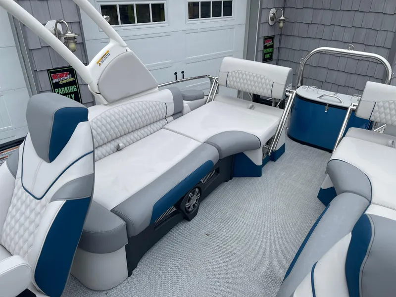 Slide: The Image of 2025 Avalon 2585 Excalibur LTD interior, featuring luxurious seating and modern design. - 20