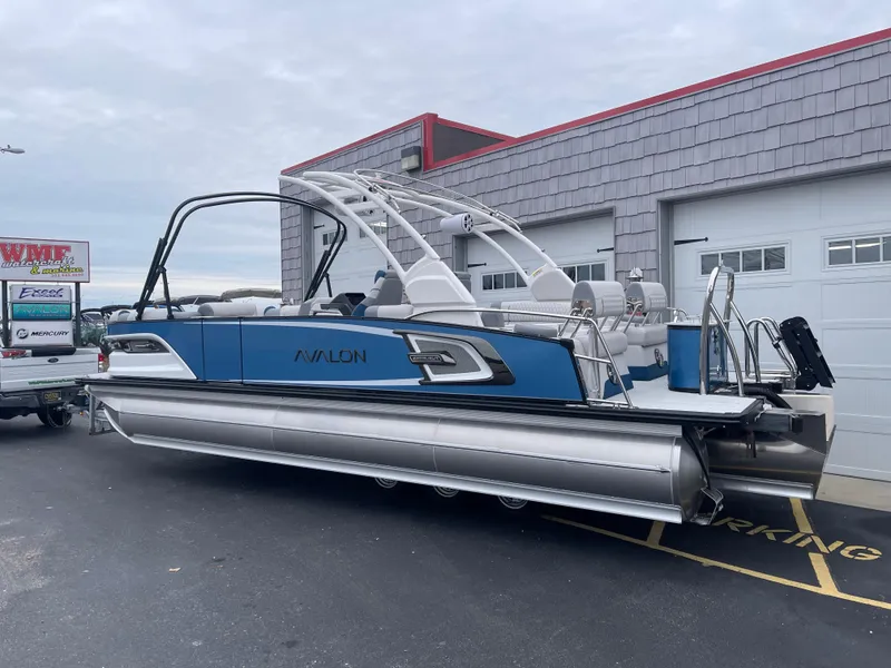 Slide: The Image of 2025 Avalon 2585 Excalibur LTD Tri Toon boat with Mercury 400hp V-10 Verado engine. - 4