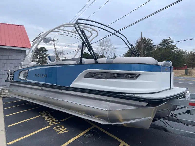 Slide: The Image of 2025 Avalon 2585 Excalibur LTD Tri Toon boat with Mercury 400hp V-10 Verado engine. - 6