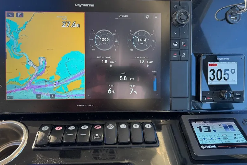Slide: The Image of Jeanneau NC Sport 895 2020 dashboard with navigation and engine displays. - 14