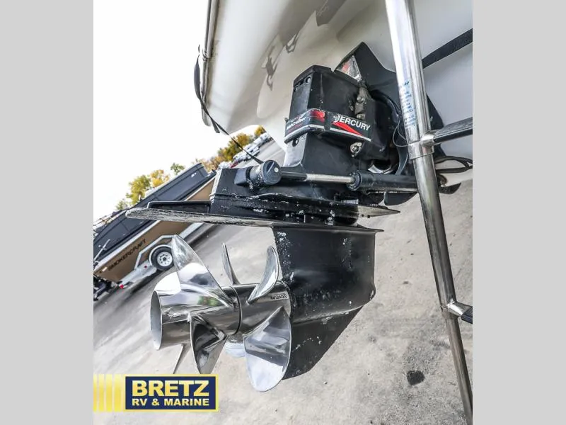 Slide: The Image of Bayliner 2455 boat with Mercury outboard motor, 2000 model, at Bretz RV & Marine. - 8