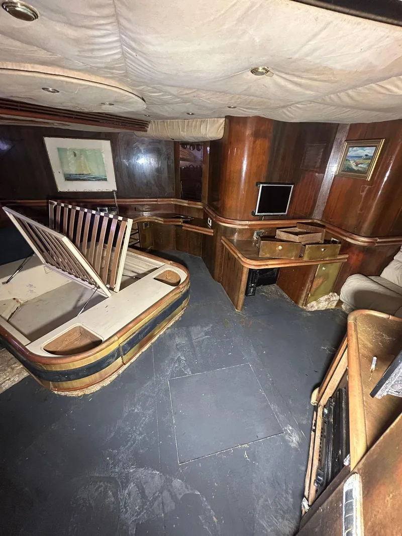 Slide: The Image of Sunseeker Predator 80 1999 - 46