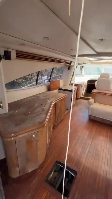 Slide: The Image of Sunseeker Predator 80 1999 - 6