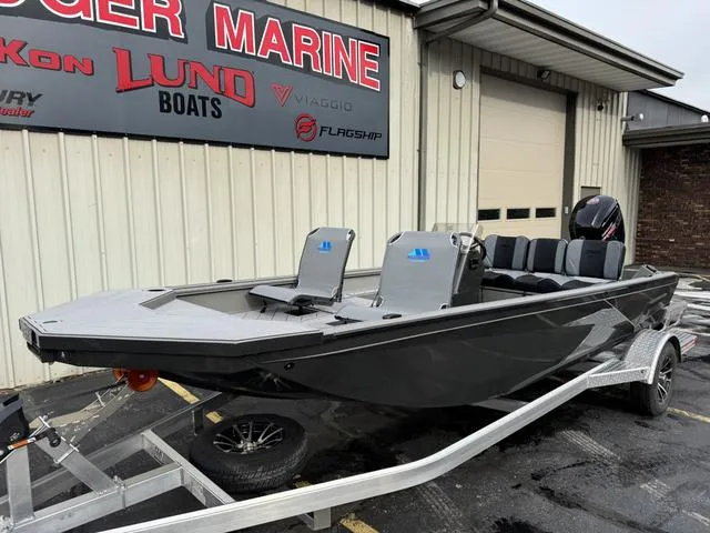 Slide: The Image of Thor LAKE HAMMER 1860 SIDE CONSOLE 2025 - 3