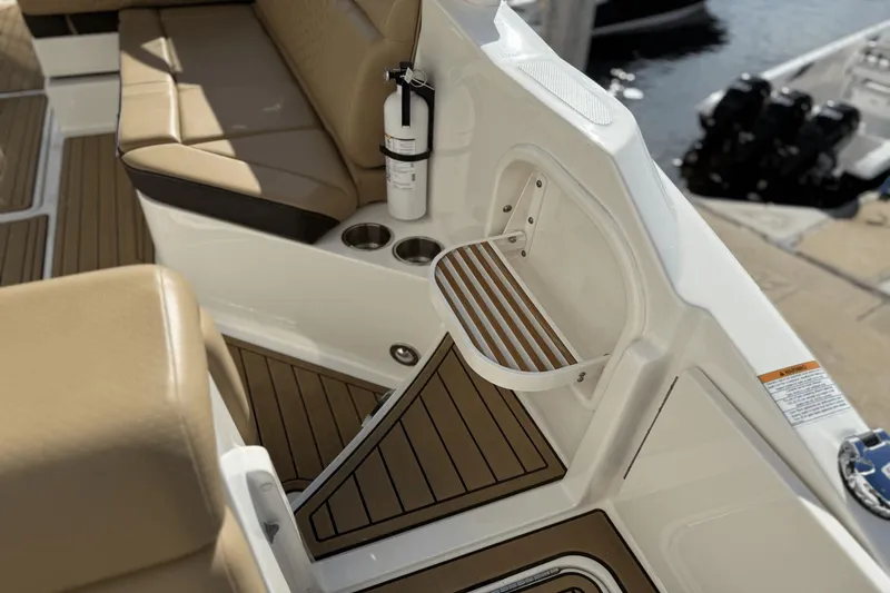 Slide: The Image of Sea Ray SDX 270 Outboard 2023 - 21