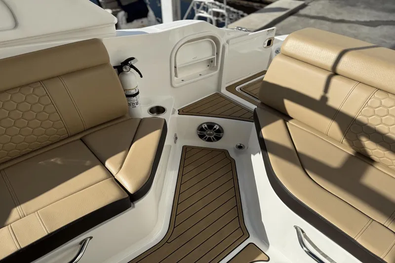 Slide: The Image of Sea Ray SDX 270 Outboard 2023 - 22