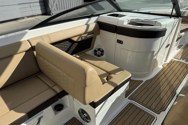 Slide: The Image of Sea Ray SDX 270 Outboard 2023 - 31