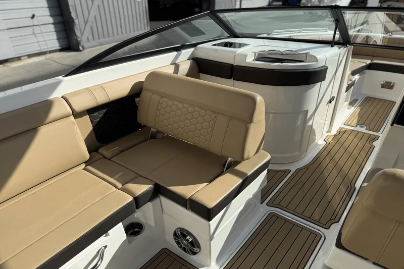 Slide: The Image of Sea Ray SDX 270 Outboard 2023 - 32