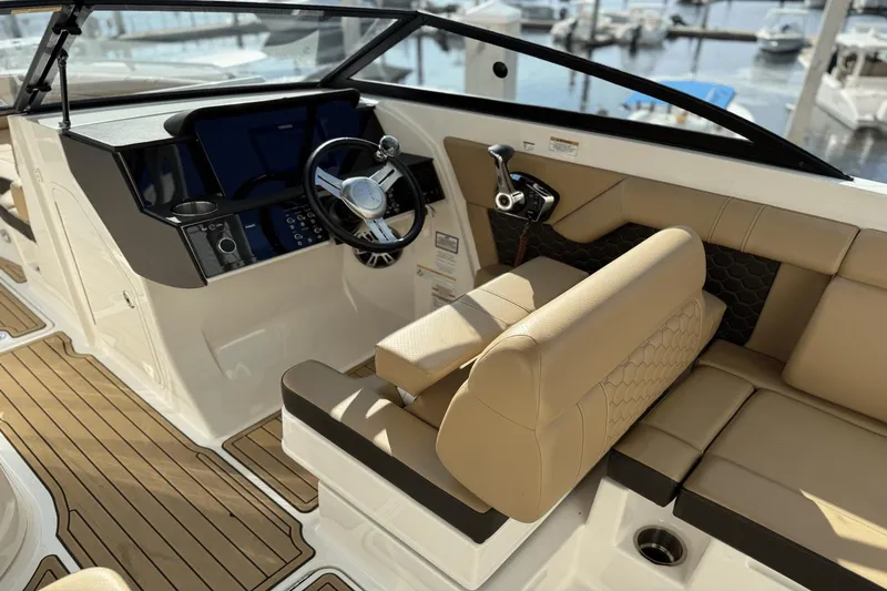 Slide: The Image of Sea Ray SDX 270 Outboard 2023 - 33