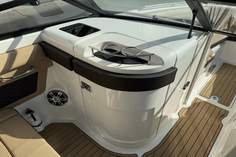 Slide: The Image of Sea Ray SDX 270 Outboard 2023 - 37