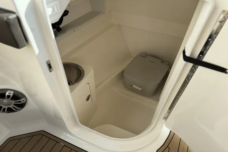 Slide: The Image of Sea Ray SDX 270 Outboard 2023 - 38