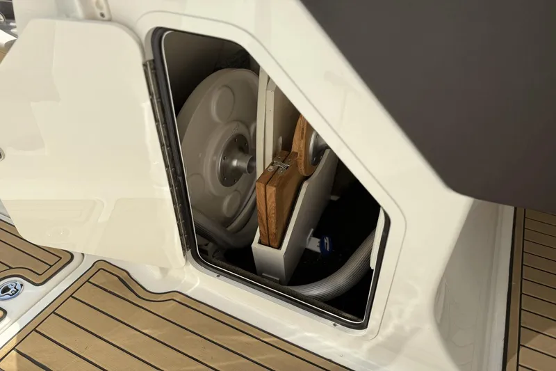 Slide: The Image of Sea Ray SDX 270 Outboard 2023 - 40