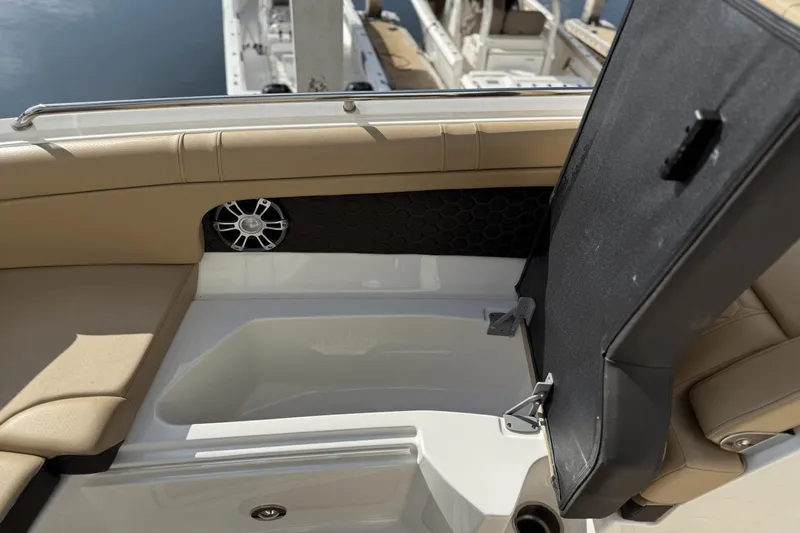 Slide: The Image of Sea Ray SDX 270 Outboard 2023 - 48