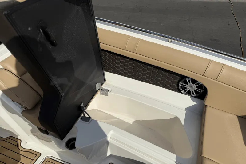 Slide: The Image of Sea Ray SDX 270 Outboard 2023 - 49