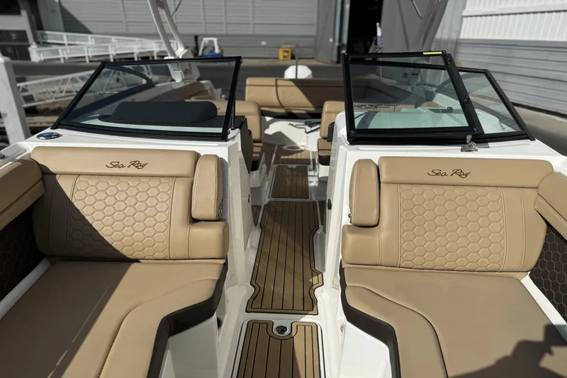 Slide: The Image of Sea Ray SDX 270 Outboard 2023 - 53