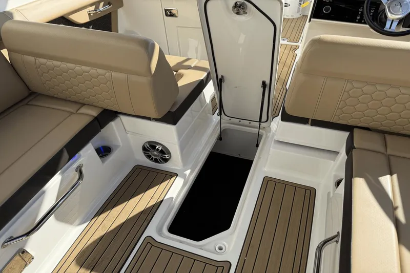 Slide: The Image of Sea Ray SDX 270 Outboard 2023 - 57