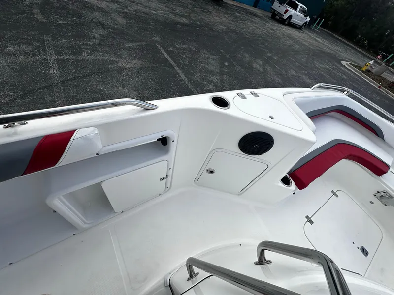 Slide: The Image of Hurricane SunDeck Sport CC 231 OB 2021 - 10