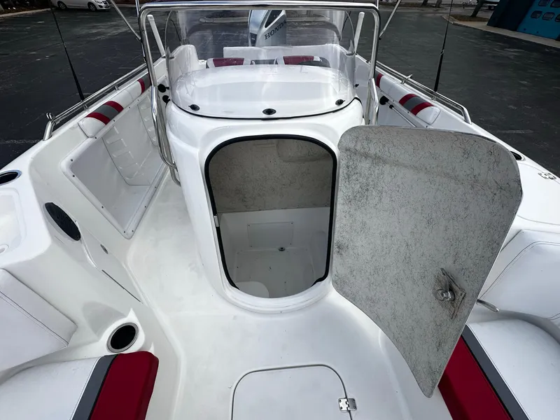 Slide: The Image of Hurricane SunDeck Sport CC 231 OB 2021 - 12