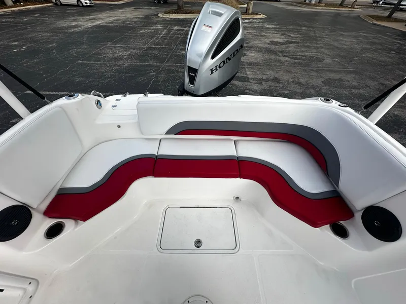 Slide: The Image of Hurricane SunDeck Sport CC 231 OB 2021 - 5