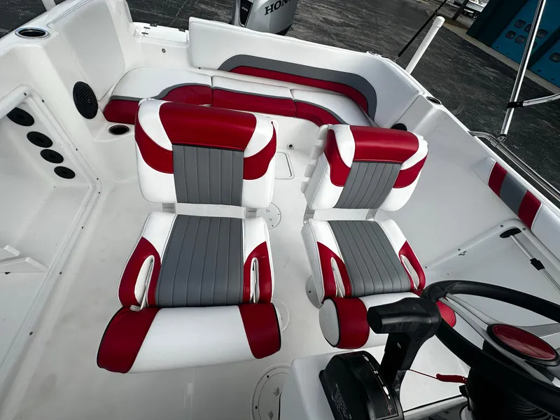 Slide: The Image of Hurricane SunDeck Sport CC 231 OB 2021 - 6