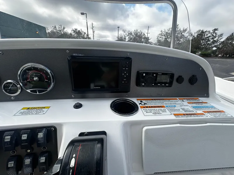 Slide: The Image of Hurricane SunDeck Sport CC 231 OB 2021 - 9