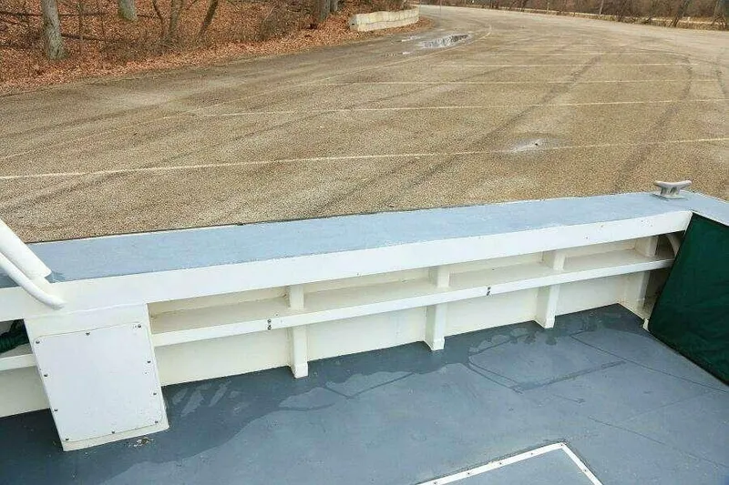 Slide: The Image of 2002 SeaArk 25 V Commander SAMA 1365 boat deck in empty parking lot. - 18