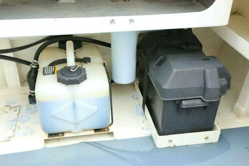 Slide: The Image of Battery and fluid container in a 2002 SeaArk 25 V Commander SAMA 1365 boat. - 35