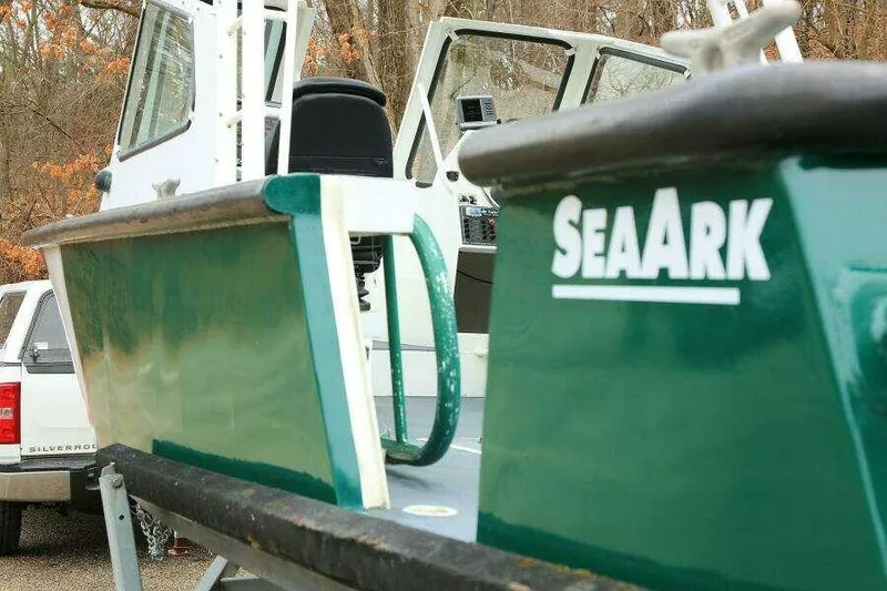 Slide: The Image of Green SeaArk 25 V Commander SAMA 1365 boat, 2002 model, on a trailer. - 4