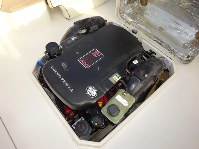 Slide: The Image of Engine compartment of 2008 Hunt Yachts Harrier 25 with Volvo Penta engine. - 32
