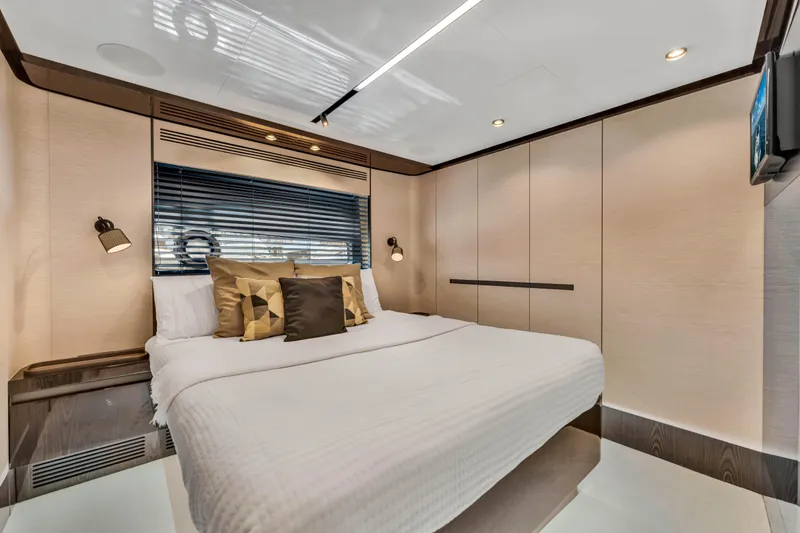 Slide: The Image of Azimut S10 2021 - 52