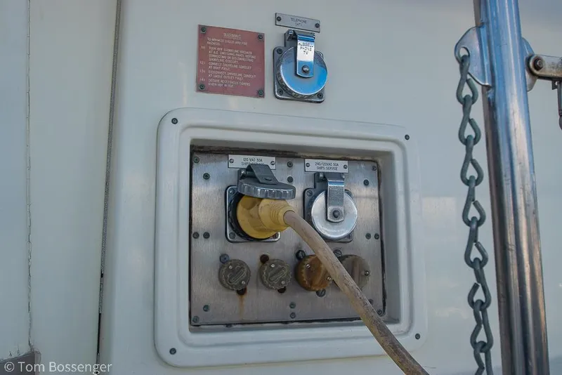 Slide: The Image of Hatteras 43 Motor Yacht 1986 - 50