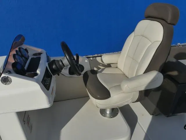 Slide: The Image of Bayliner Element XR7 2019 - 26