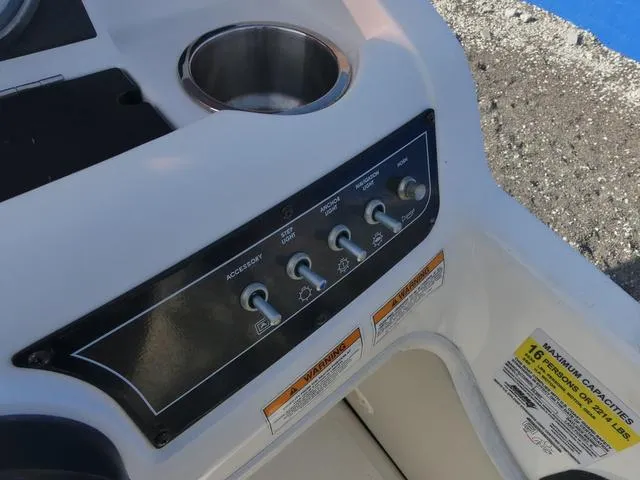 Slide: The Image of Bayliner Element XR7 2019 - 30