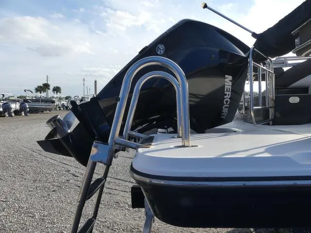 Slide: The Image of Bayliner Element XR7 2019 - 45