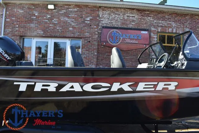 Slide: The Image of Tracker Targa V-18 Combo 2025 - 4