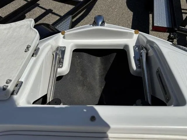 Slide: The Image of Crownline Boats 210 LX 2005 - 20