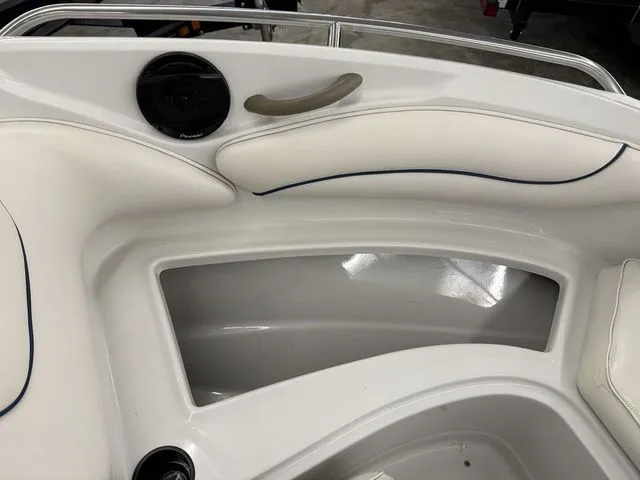 Slide: The Image of Crownline Boats 210 LX 2005 - 26