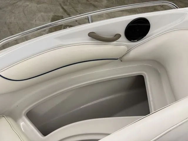 Slide: The Image of Crownline Boats 210 LX 2005 - 29