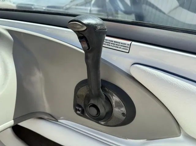 Slide: The Image of Crownline Boats 210 LX 2005 - 14